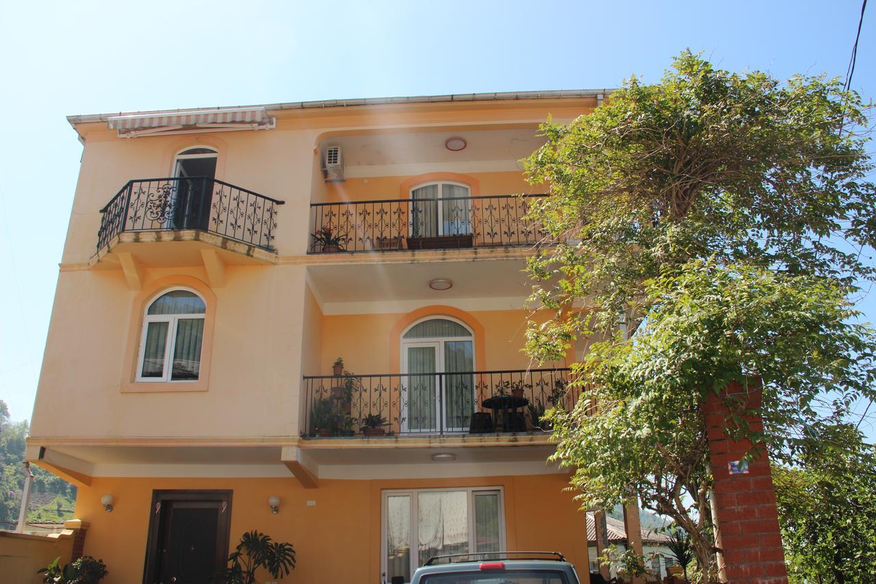 Yellow House - Vaja ซาร์พี ภายนอก รูปภาพ